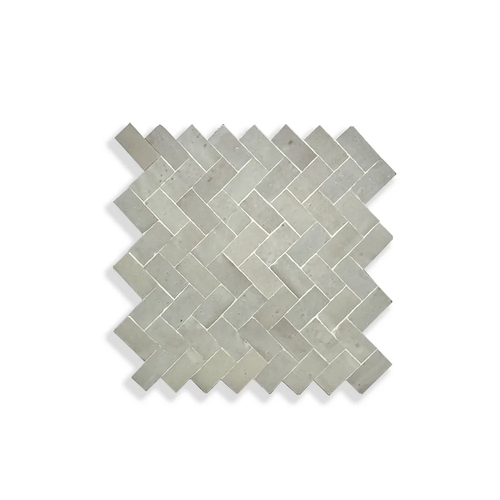 “Ketib Weave” – Panneau de zellige en chevrons gris perle